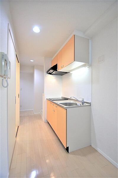 画像10:キッチン横には冷蔵庫を設置するスペースがあります。調理スペースも広く快適にご利用いただけます。