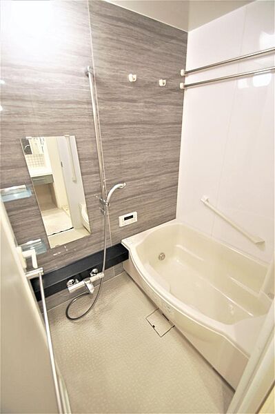 画像14:大きな鏡付きのお風呂です。追焚・浴室乾燥機能もあります。