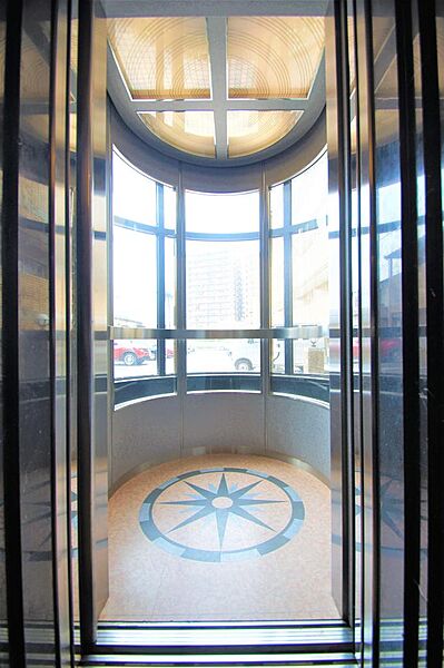 画像25:エレベーターはオシャレなガラス張りです。