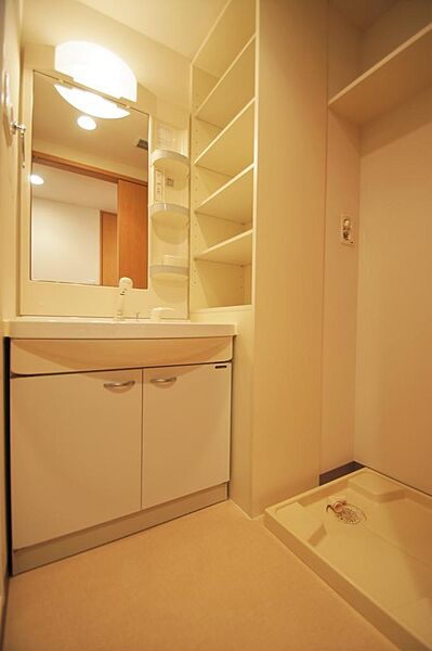 画像16:洗面スペースには洗面化粧台・洗濯機置き場もあります。