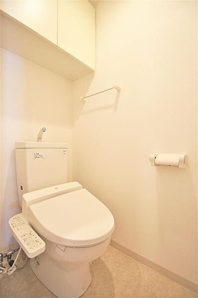 画像17:トイレは温水洗浄機能付きです。上部に棚もあり収納できます。