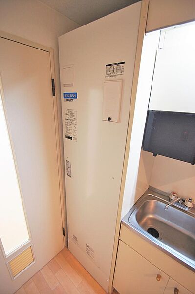 画像20:キッチン横に電気温水器が設置してあります。