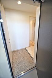 玄関から見たお部屋。ダウンライトがあり、足元が明るいです。
