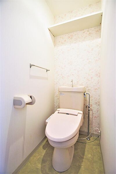 画像15:トイレは温水洗浄機能付きです。上部に小棚があります。