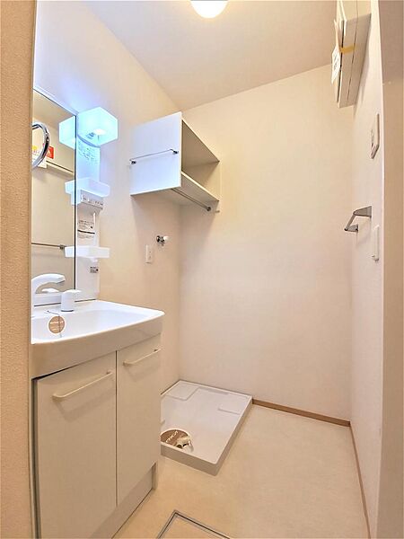 画像19:洗面所には洗面化粧台・洗濯機置き場があります。防水パンは備え付けです。