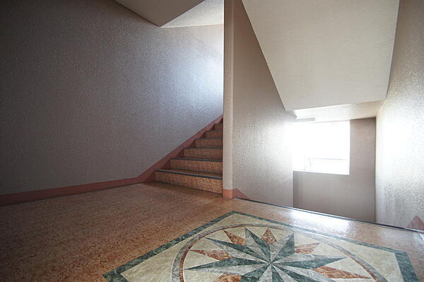 画像24:共用階段はキレイに清掃されています。