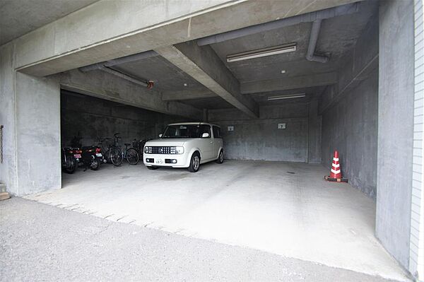 画像25:駐車スペース