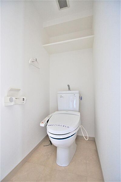 画像18:トイレは温水洗浄便機能付きです。上部に小棚もあります。