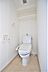 トイレ：トイレは温水洗浄便機能付きです。上部に小棚もあります。