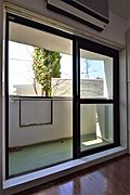 窓は大きく採光が取れます。（実際のお部屋は１階になります）