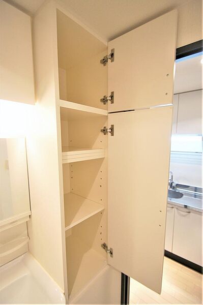 画像17:洗濯機置き場向かいに収納棚もあります。