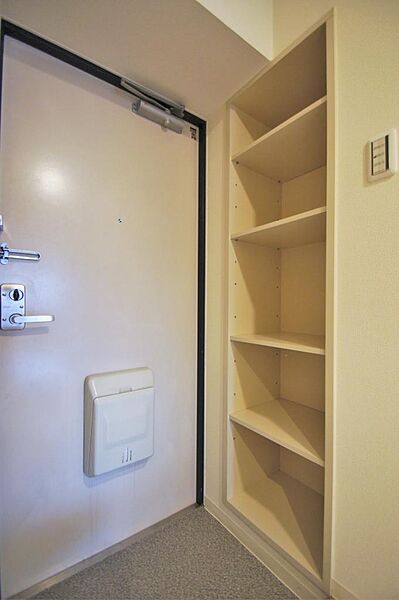 画像18:玄関脇にはシューズボックスとして使用可能な棚があります。