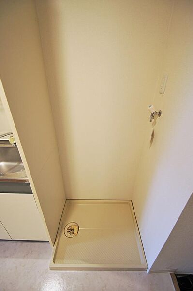 画像19:玄関とキッチンの間に洗濯機置き場があります。