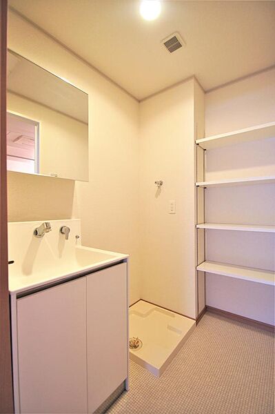 画像20:広めの洗面スペースには洗面用品などの収納に便利な棚があります。