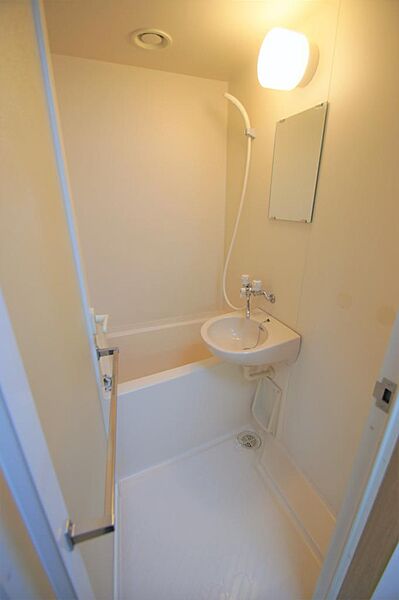 画像14:浴室には使い勝手の良い洗面台も完備