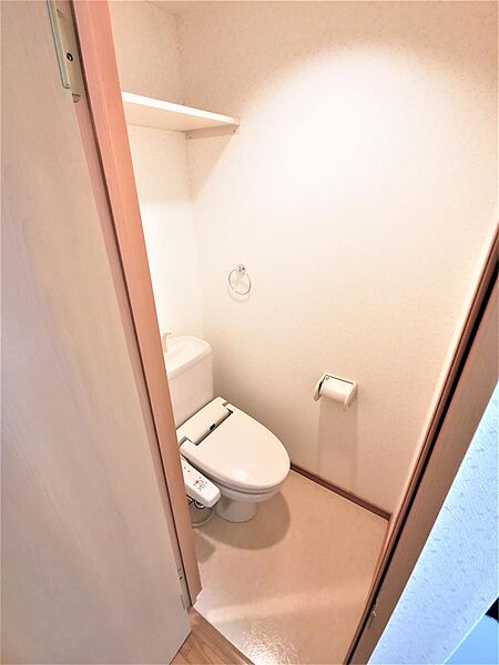 画像15:トイレは温水洗浄機能付きです。