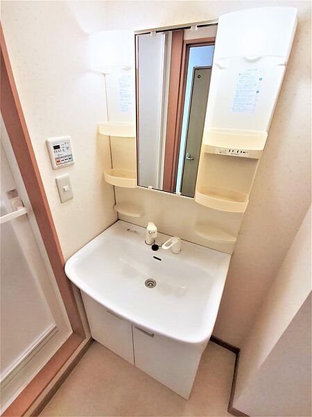 画像17:人気のシャワー付き洗面化粧台です。身だしなみを整える際に便利です。