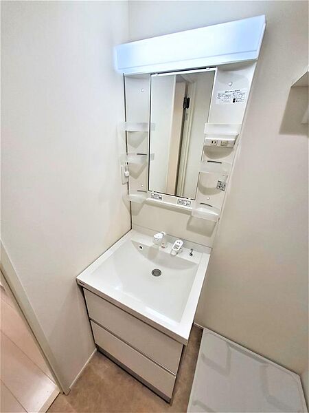 画像20:人気のシャワー付き洗面化粧台、身だしなみを整える際に便利です。