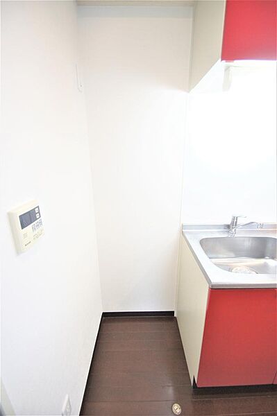 画像12:シンク横に冷蔵庫を設置するスペースがあります。