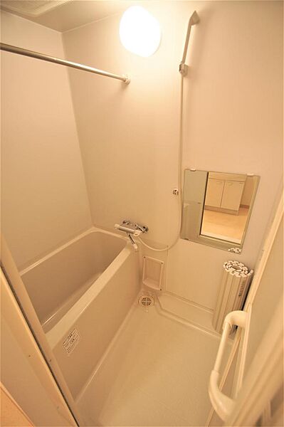 画像16:鏡付きのお風呂、水栓はレバータイプで簡単に流量を調節できます。