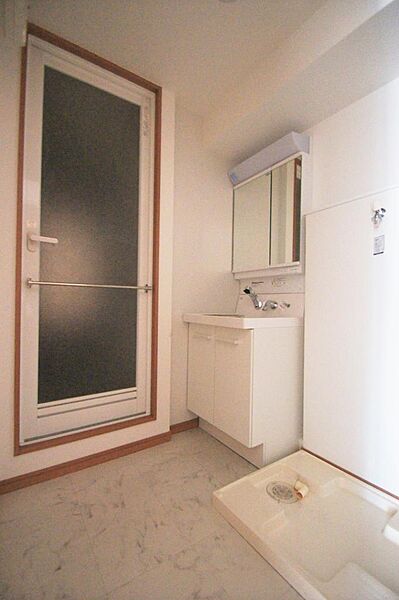 画像16:広めの洗面所には洗面化粧台・洗濯防水パンがあります。