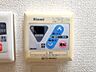 キッチン：お湯の温度はリモコンで簡単に調節できます。