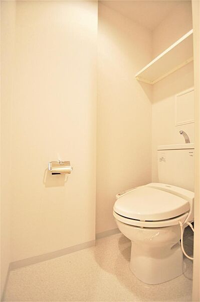 画像17:トイレは温水洗浄機能付きです。上部には棚が付いてます。