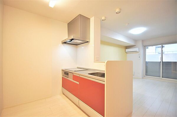 画像14:人気の対面式キッチン、調理スペースが広く快適にご利用いただけます。