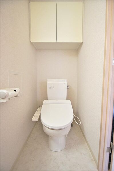 画像16:トイレは温水洗浄機能付きです。上部には扉付きの収納があります。