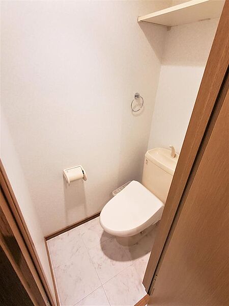 画像14:トイレは温水洗浄機能付きです。上部に小棚があります。
