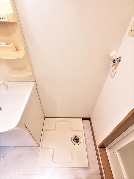 画像17:室内洗濯機置き場、防水パンは備え付けです。