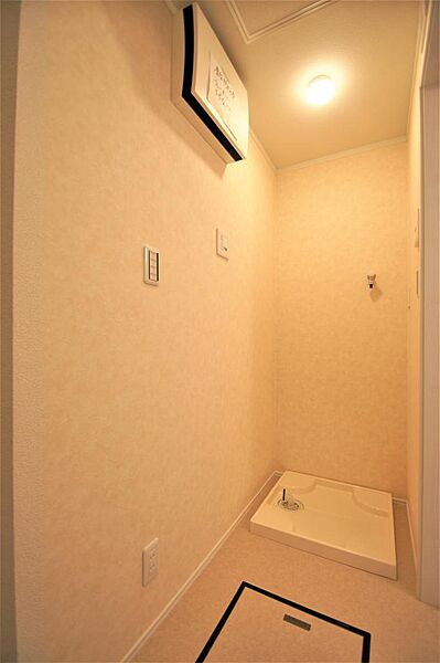 画像18:脱衣スペースに洗濯機置き場があります。防水パンは備え付けです。