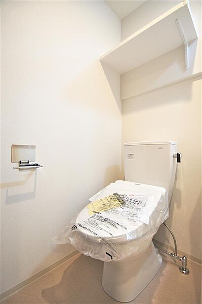 画像16:トイレは温水洗浄機能付きです。上部に小棚があります。