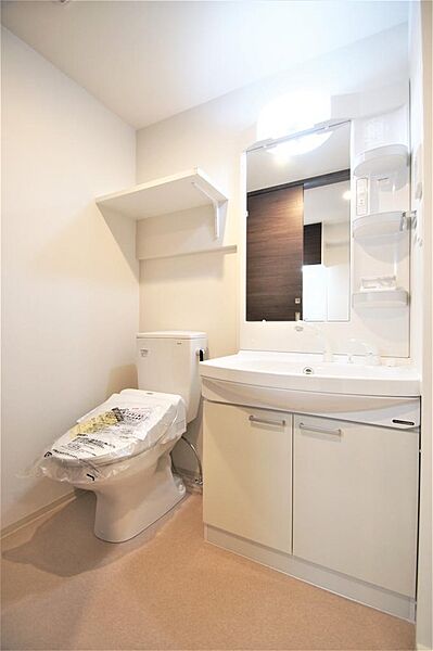 画像17:洗面所には洗面化粧台・トイレがあります。