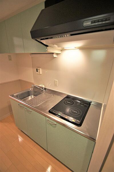 画像12:キッチンは２口ＩＨクッキングヒーター付き。シンクには便利な水切りプレート付き。