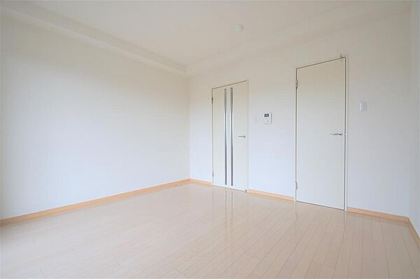 画像5:洋室８帖、白を基調とした清潔感あるお部屋です。