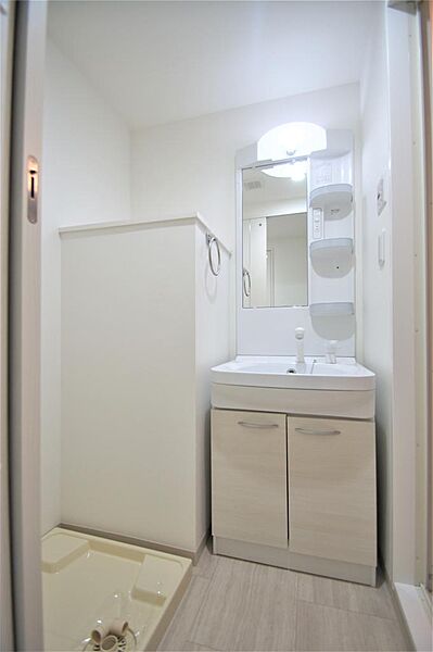 画像15:洗面所にはシャワー付き洗面化粧台・洗濯機置き場があります。身だしなみを整える際に便利です。