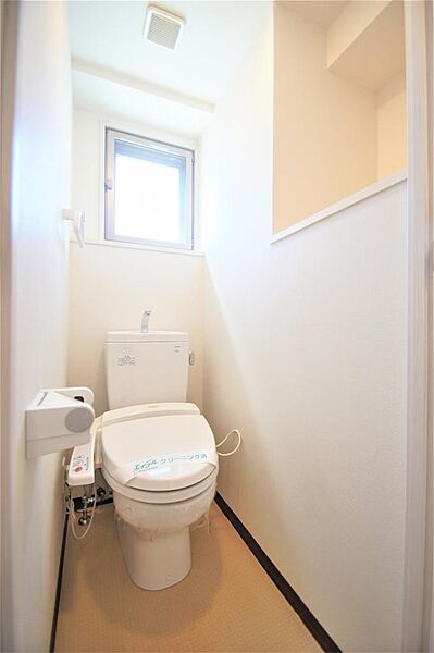 画像14:トイレは温水洗浄機能付きです。上部に小棚あります。