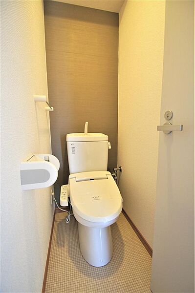 画像19:トイレは温水洗浄機能付きです。