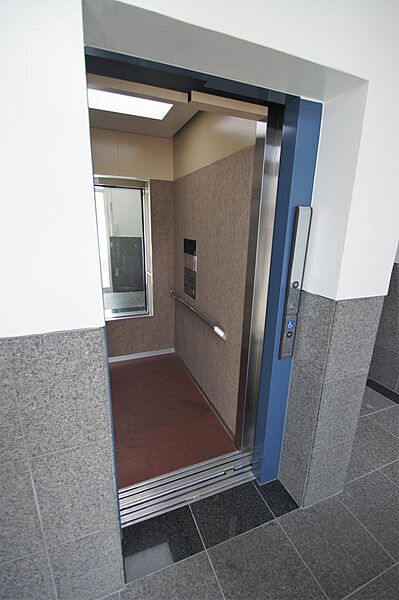 画像26:エレベーター内には鏡があります。
