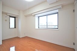 洋室６帖、照明器具は備え付けです。東と北の二面採光です。