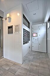 エントランスには人気設備の宅配ＢＯＸがあります。不在時の荷物を受け取る際に便利です。