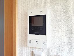 モニター付きインターホンで訪問者を確認できます。
