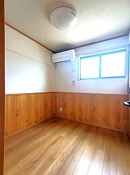 洋室3.3帖、照明器具は備え付けです。