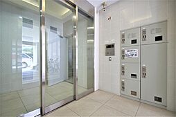 エントランスには不在時でも受け取り可能な宅配BOX完備。