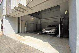 建物１階にある機械式駐車場。