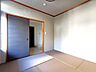 リビング/ダイニング：和室4.5帖、照明器具は備え付けです。