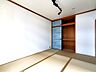 リビング/ダイニング：和室6帖、照明器具は備え付けです。