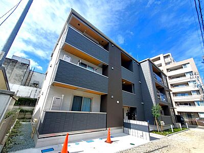 外観：軽量鉄骨造3階建てオートロックアパート