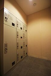 エントランスには人気設備の宅配ＢＯＸがあり、不在時の荷物の受け取りに便利です。